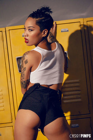 Honey Gold Is The Perfect Mix Of Sexy And Sultry