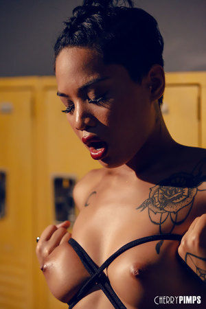 Honey Gold Is The Perfect Mix Of Sexy And Sultry