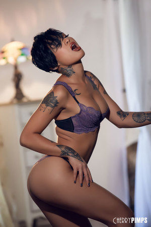 Honey Gold Gives A Sexy Strip Tease Before She Masturbates