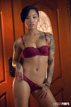 Honey Gold Is A Stunning Ebony Babe In Her Lingerie
