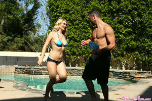 Bikini Babe Natalia Starr