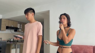 Ayudo A Mi Peque&ntilde;a Hermanastra Con Sus Clases De Canto Y Le Penetro Esa Garganta Bien Duro.