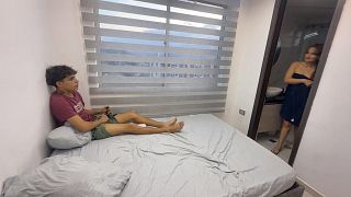 Madrastra Atrapa A Su Hijastro Masturbandose Y Lo Ayuda A Correrse Rapidamente Con Su Rico Co&ntilde;o.